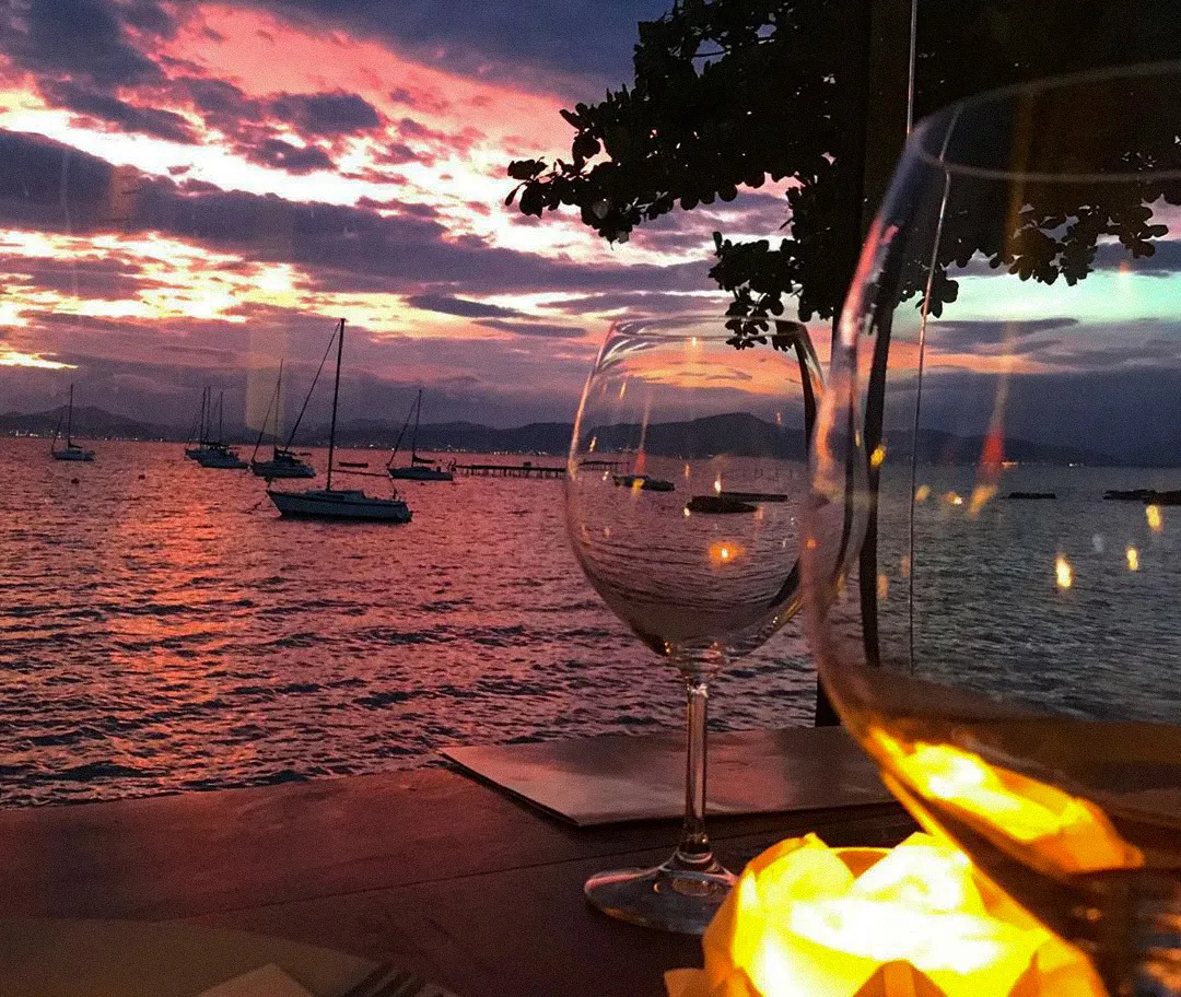Pôr do sol sobre a marina, vista do Amalfi